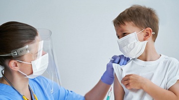 Детская вакцина против ковида может стать доступна осенью